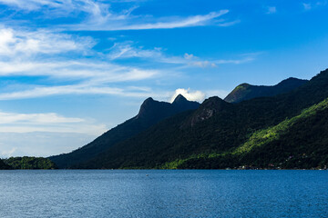 Montanhas no litoral tropical oceano Atrantico