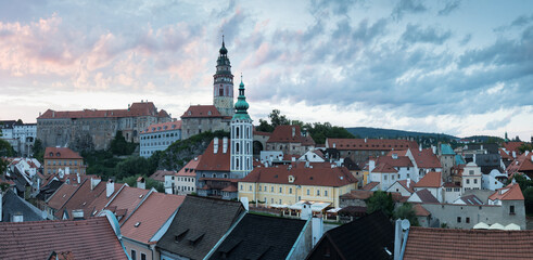 Naklejka premium Panoramic view of the historic city of Cesky Krumlov with famous Cesky Krumlov Castle, a UNESCO World Heritage Site since 1992, in beautiful golden morning light at sunrise in fall, Czech Republic