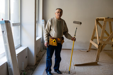 Portrait of a friendly painter at work in an apartment © Angelov