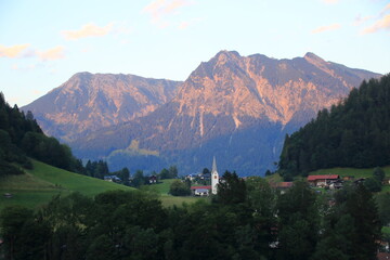 Blick in die Allgäuer Alpen bei Oberstdorf in der Abendsonne