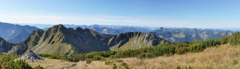 Wanderung auf den Hochmiesing: Panorama nahe am Gipfel mit der Rotwand