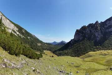 Fototapeta premium Wanderung auf den Hochmiesing: Hinunter zum Soinsee