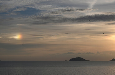Naklejka na ściany i meble Nuvola arcobaleno sul Golfo dei Poeti., evento raro di nuvola irridescente vista dal borgo di Tellaro, nello sfondo l'isola del Tino
