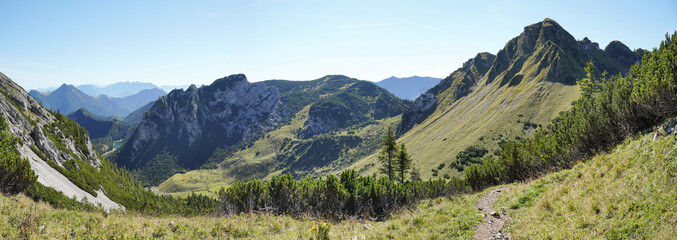 Fototapeta na wymiar Panorama auf einer Wanderung auf den Hochmiesing (mit Rotwand und Ruchenköpfe)
