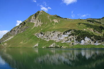 Fototapeta na wymiar Blick auf den Seealpsee in den Allgäuer Alpen bei Oberstdorf