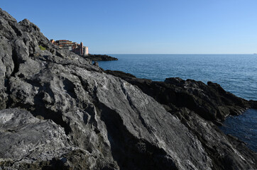 Scogliera di Trigliano e vista su borgo di Tellaro
