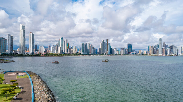 Vista de los edificios de la Ciudad de Panam&aacute; y la Bah&iacute;a de Panam&aacute;