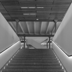 Escaleras interiores en un edificio publico