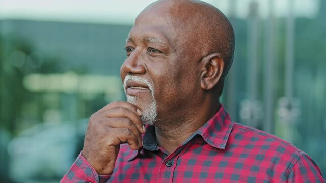 Old 80s African American man raised index finger up with great idea Elderly senior pensioner, retiree, grandfather, feels happy looking at camera, right mind outstanding intellect or understanding