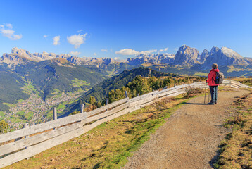 Frau beim Wandern blickt von der Seiser Alm zu  Sella, Plattkofel und Langkofel in den Südtiroler ...