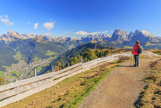 Frau beim Wandern blickt von der Seiser Alm zu  Sella, Plattkofel und Langkofel in den S&uuml;dtiroler  Dolomiten bei Kastelruth