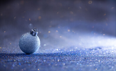 brokatowa bombka na niebieskim brokatowym tle, tło na Boże Narodzenie