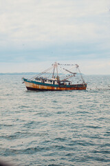 Un antiguo barco pescador ubicado en el mar de panam&aacute;