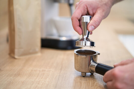 Espresso tampen mit einem Stampfer aus Metall