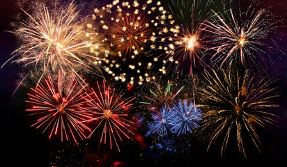Naklejka premium Beautiful bright firework lighting up night sky
