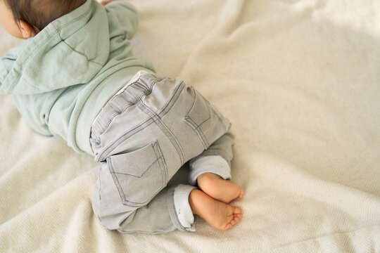 Baby lernt krabbeln, von oben