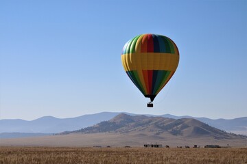 Fototapeta premium Hot Air Balloon over Como, Colorado