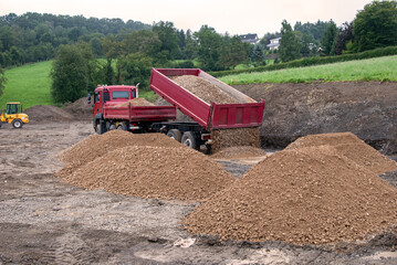 LKW liefert Schotter auf eine Baustelle