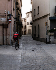 Ciclista en el casco antiguo
