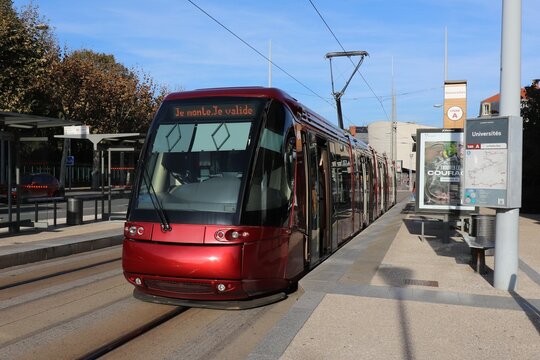 Tramway rouge, ville de Clermont Ferrand, d&eacute;partement du Puy de D&ocirc;me, France