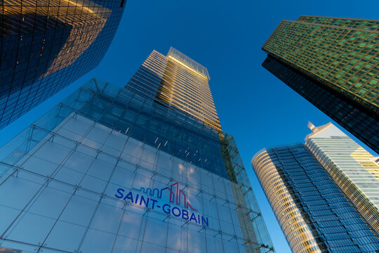 Courbevoie, France - 19 octobre 2021: Vue ext&eacute;rieure de la tour abritant le si&egrave;ge social de l'entreprise fran&ccedil;aise Saint-Gobain, situ&eacute; dans le quartier d'affaires de Paris-La D&eacute;fense