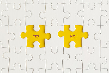 Obraz premium Yes and NO on yellow background. Approving, voting or right decision concept.