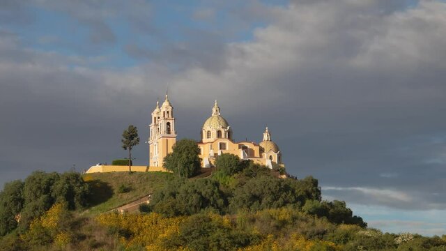 Timelapse con luz de dia durante el atardecer de la Iglesia Santuario de la Virgen de los Remedios en Cholula Puebla