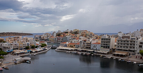 Fototapeta na wymiar panoramic view of Lake Voulismeni in Agios Nikolaos in Crete before the rain.