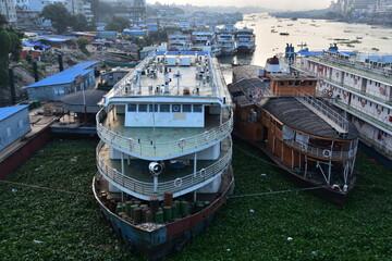 バングラデシュのダッカ。
川岸に停留中のフェリー。