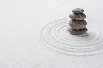 Abwaschbare Fototapete Steine im Sand Gestapelte Zen-Steine Sand Hintergrundkunst des Gleichgewichtskonzepts