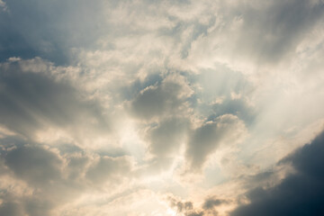Fototapeta na wymiar 雲間から差し込む太陽光