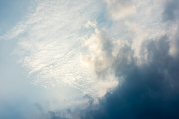 ２種類の雲が広がる空