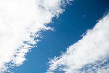 画面を３等分する青空と雲