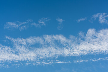 青空と帯状につながる小さな雲