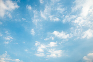 小さな雲が広がる秋の空