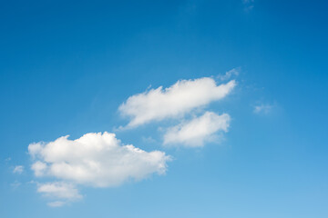 青空に浮かぶ３つの雲