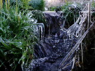 冬の小川で自然にできた氷の造形