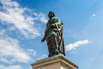 Fototapeta na wymiar Statue off Mozart in Salzburg