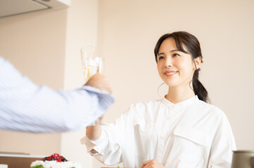 記念日やお祝いの乾杯をする美しい日本人女性のアップ1