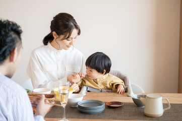 Obraz na płótnie Canvas ご飯をあげる美しい日本人のママと赤ちゃんコピースペースあり