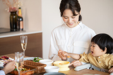 ご飯をあげる美しい日本人のママと赤ちゃんコピースペースあり