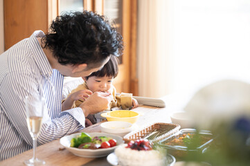 ごはんをモグモグ食べる幼児と、すごく食べるのでどこまで食べさせていいかわからないパパさん　前ボケあり