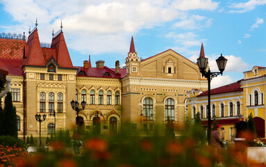 Obraz premium Red Square in Rybinsk with view of Rybinsk State History, Architecture and Art Museum Preserve.