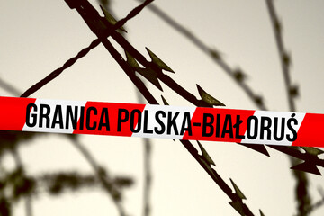 Stacheldraht und Hinweis auf Grenze Polen Belarus