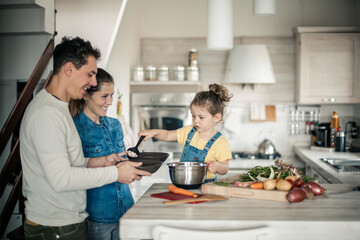 Obraz na płótnie Canvas Happy family cook together