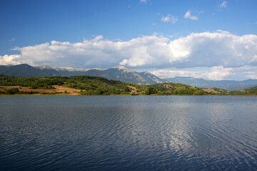 Lac et montagne en Italie