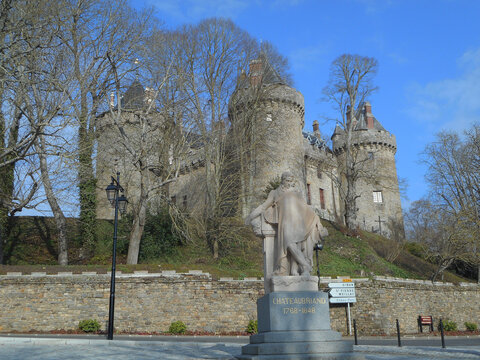 la statue de ch&acirc;teaubriant et le ch&acirc;teau de Combourg