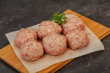 Raw turkey meatball for cooking
