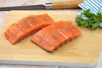 pavés de truite crues sur une planche à découper