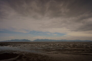 광할한 갯뻘과 산